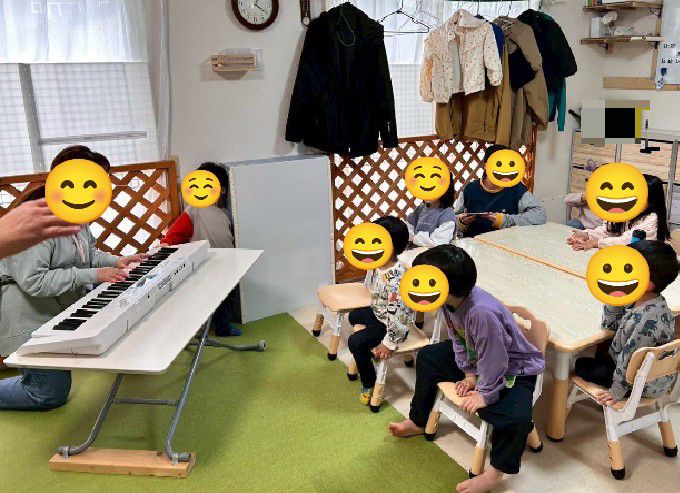 4月リトミックピアノと子どもたち