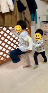 ４月リトミックお友達と歩く