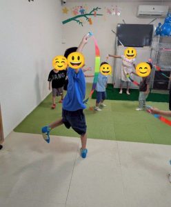 7月リトミック③リボン２