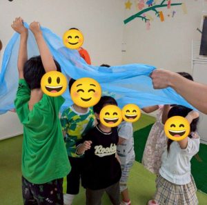 7月リトミック④スカーフもぐる