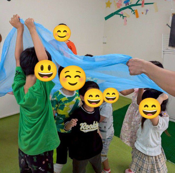 7月リトミック④スカーフもぐる