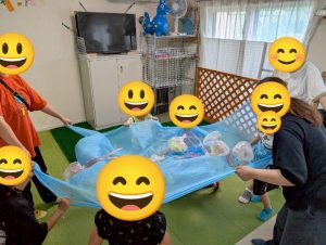 7月リトミック⑤くらげとばす