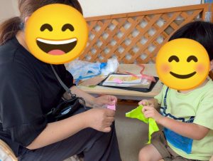 7月リトミック⑤紙をびりびり