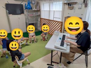 ８月リトミック①椅子に座る