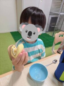 ケーキ食べる３