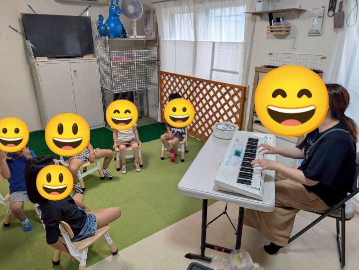 ８月リトミック①椅子に座る